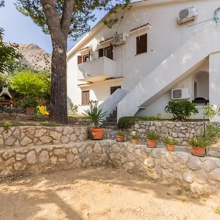 Mw, Plavi Apartment